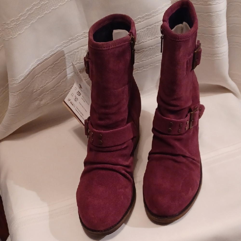 NWT Bearpaws Women's  Purple/Burgandy Suede Ankle Boots